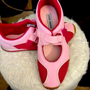 Fun fun fun Steve Madden Bulavard walkers in a two tone pink.